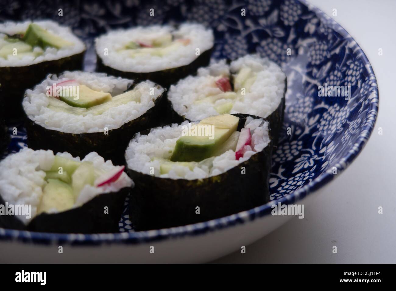 Un piatto che contiene porzioni di sushi vegetariano fatto in casa Foto Stock