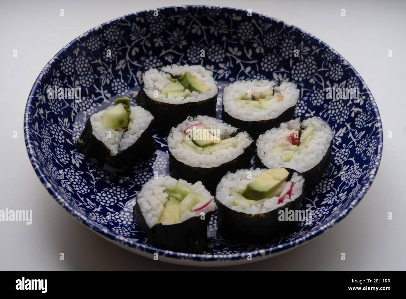 Un piatto che contiene porzioni di sushi vegetariano fatto in casa Foto Stock