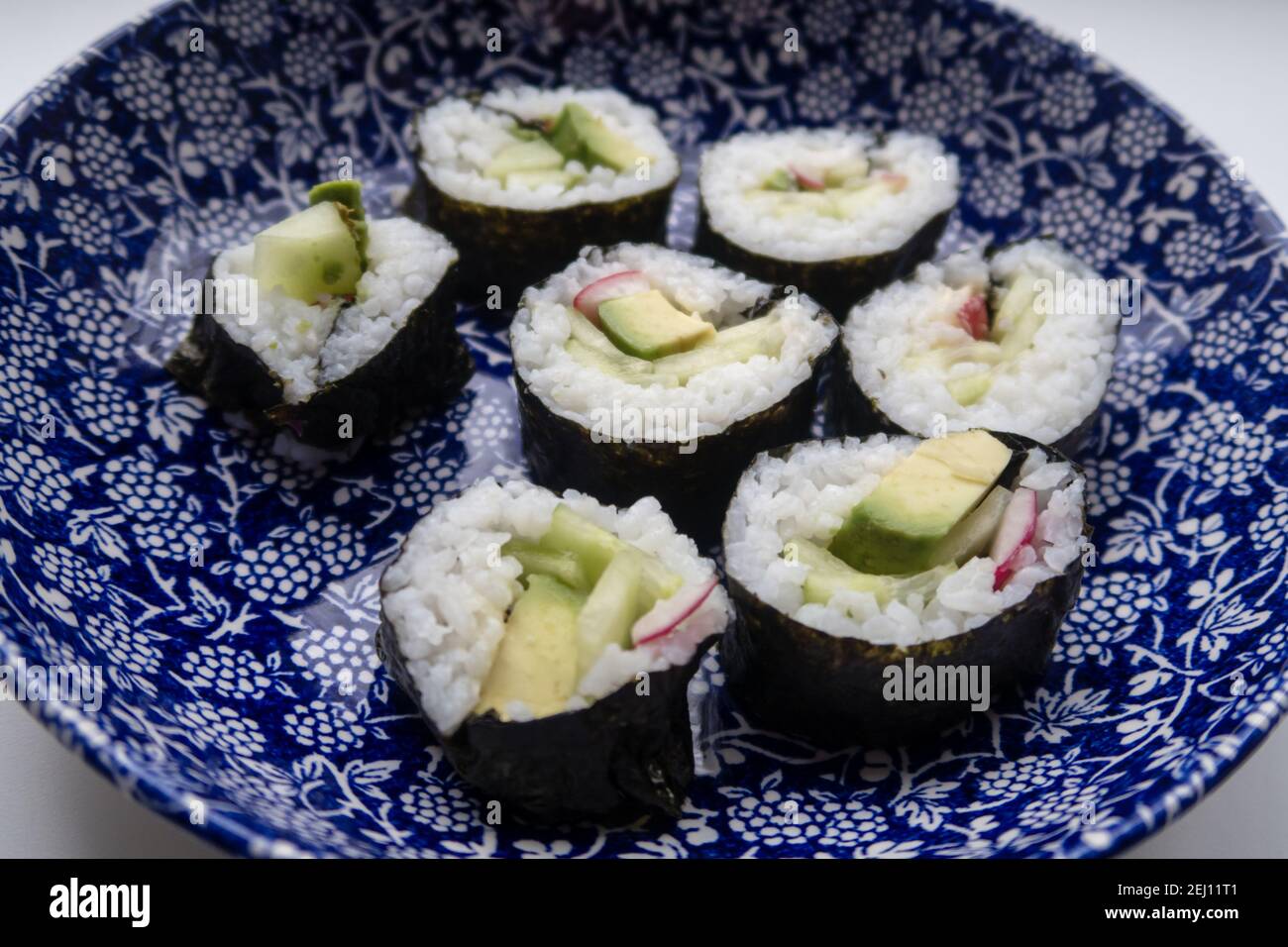 Un piatto che contiene porzioni di sushi vegetariano fatto in casa Foto Stock