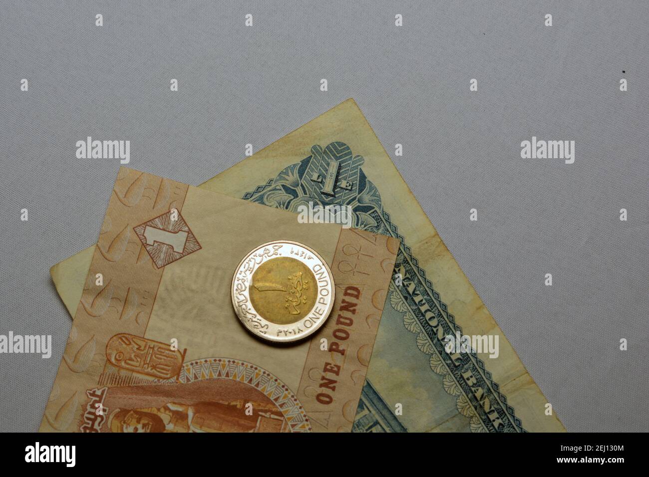 Banconota egiziana da 1 libbra 1956 , 2016 banconote e 1 moneta LE . vecchia banconota egiziana da 1 libbra , una nuova banconota egiziana da 1 libbra e moneta Foto Stock