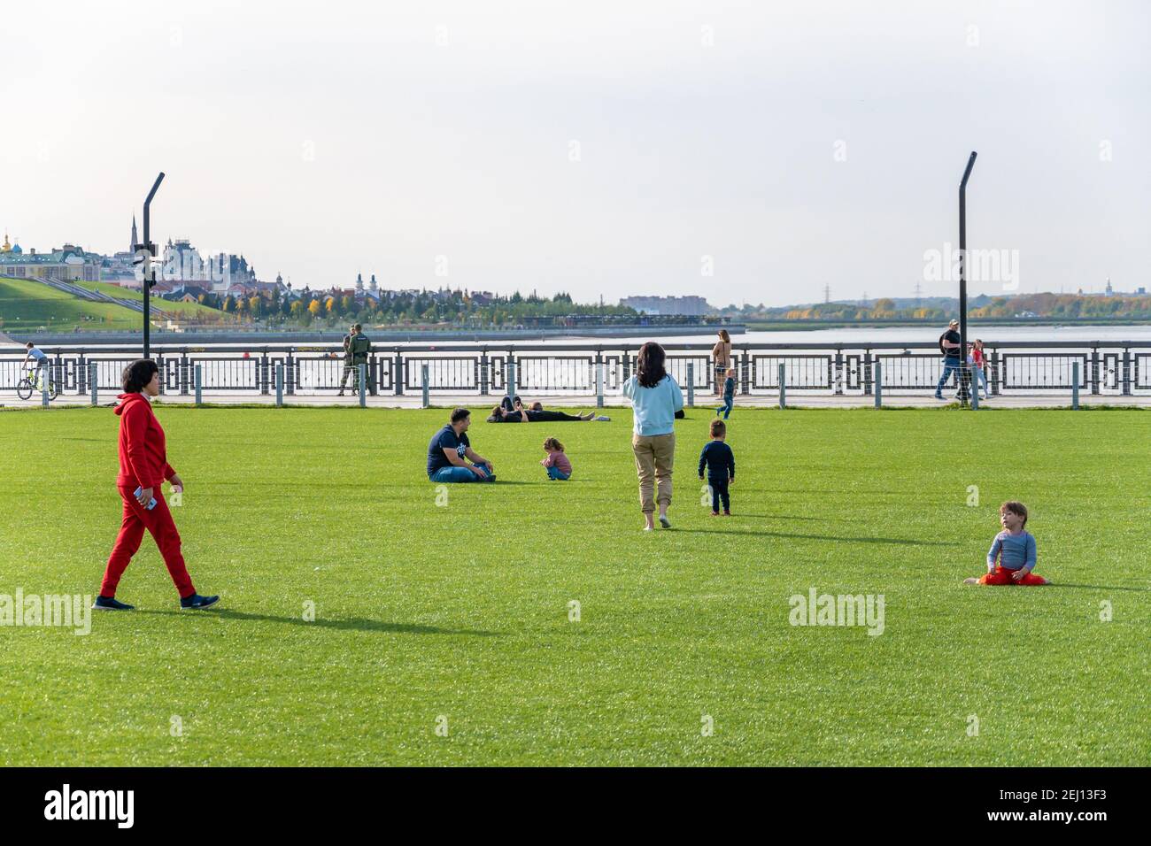 Kazan, Russia-26 settembre 2020: I residenti della città rilassarsi e giocare con i bambini sul prato di un campo di calcio artificiale nel parco della città su t Foto Stock