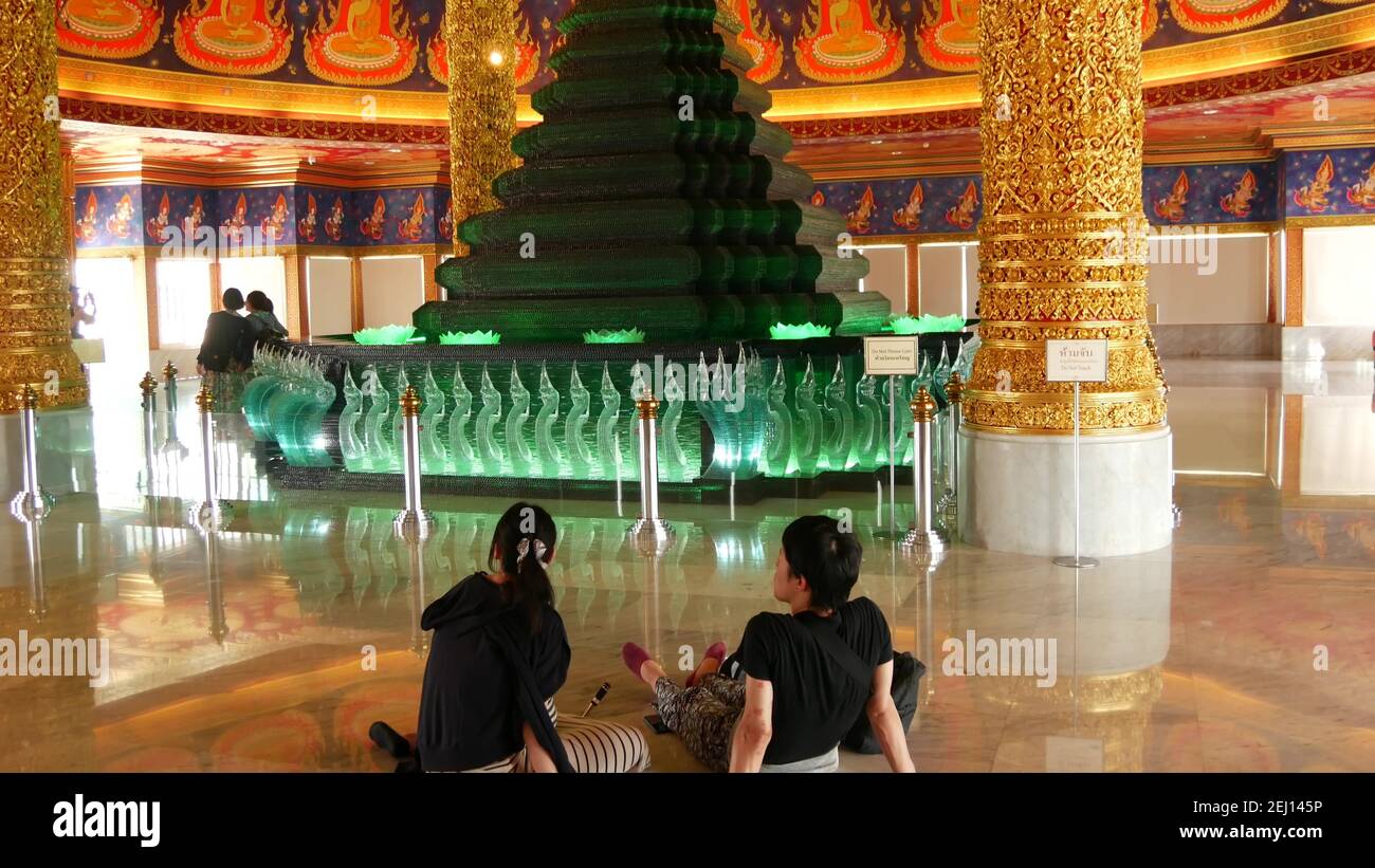 BANGKOK, THAILANDIA - 13 LUGLIO 2019: Wat Pak Nam o Paknam tradizionale tempio buddista orientale interno. Stupa in vetro smeraldo sotto i vivaci soffitti colorati Foto Stock