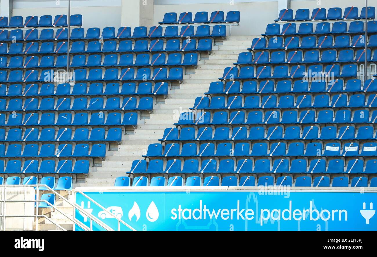 Paderborn, Germania. 20 Feb 2021. Calcio: 2. Bundesliga, SC Paderborn 07 - SV Sandhausen, Matchday 22 a Benteler-Arena. I posti a sedere nello stadio non sono occupati. Credit: Frito Gentsch/dpa - NOTA IMPORTANTE: In conformità con le norme del DFL Deutsche Fußball Liga e/o del DFB Deutscher Fußball-Bund, è vietato utilizzare o utilizzare fotografie scattate nello stadio e/o della partita sotto forma di sequenze fotografiche e/o serie fotografiche di tipo video./dpa/Alamy Live News Foto Stock