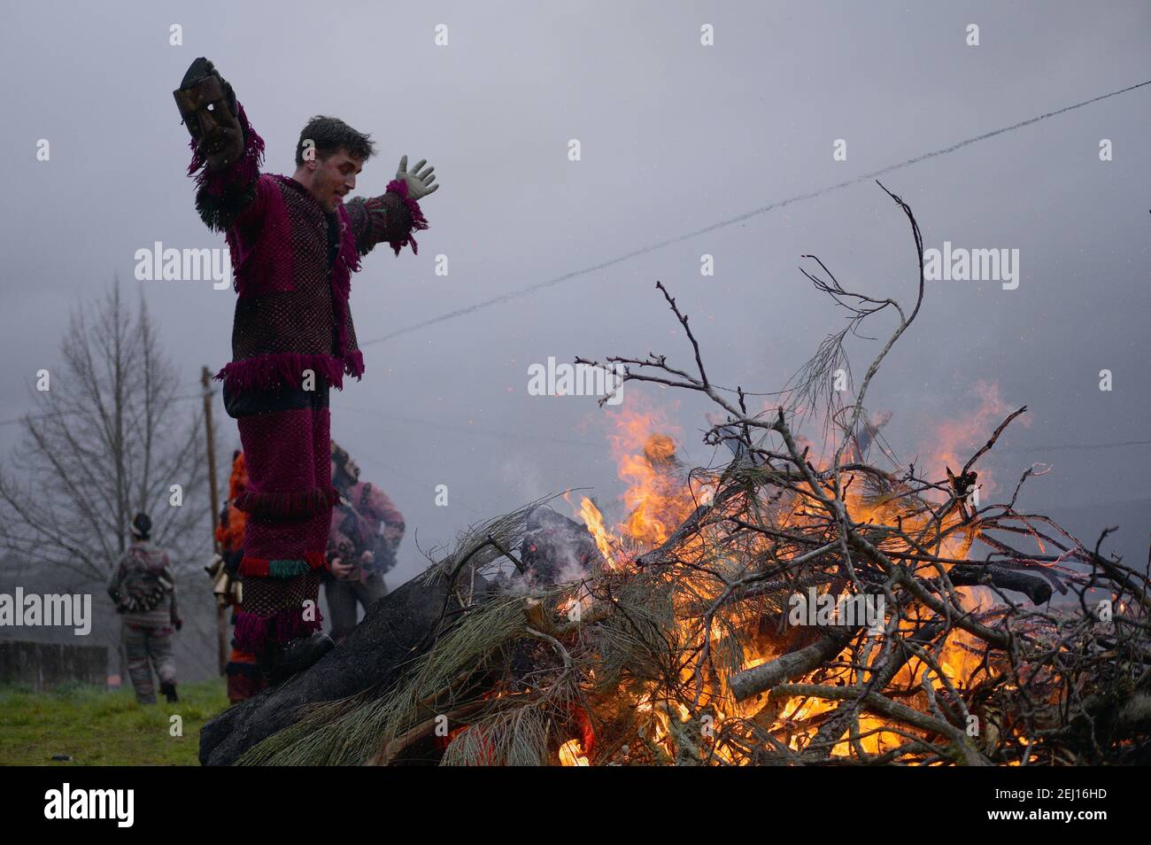 Le feste di Entrudo (o Shrovetide) a Vila Boa (piccolo villaggio nella regione portoghese di Trás-OS-Montes), una tradizionale festa di carnevale che risale Foto Stock