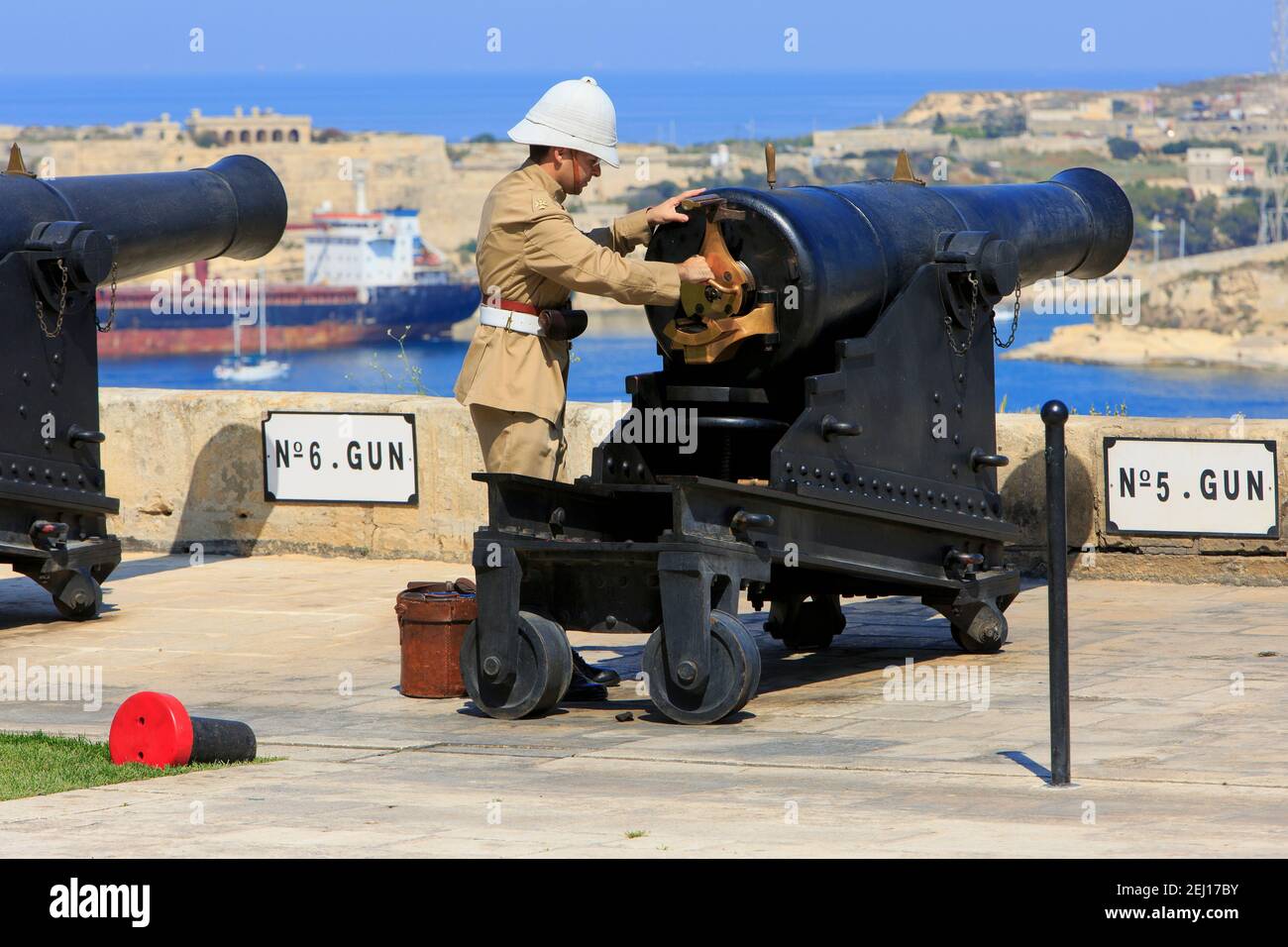 Un gunner si prepara a sparare una pistola SBBL da 32-poender alla batteria di Saluting dei Giardini superiori di Barrakka a la Valletta, Malta Foto Stock