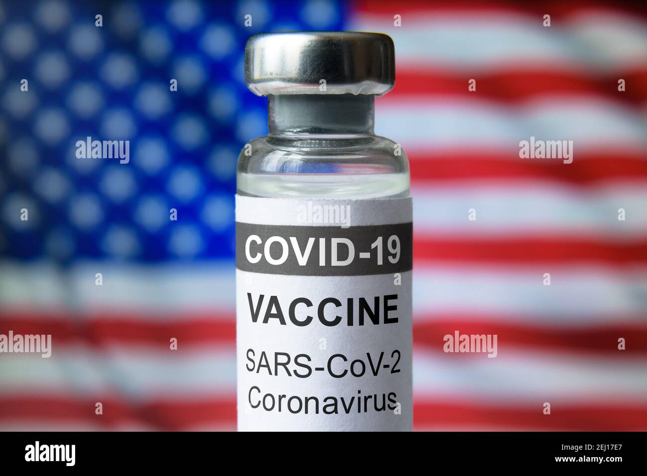 Vaccino COVID-19 su fondo bandiera USA, flacone con vaccino americano per coronavirus primo piano. Concetto di trattamento, sperimentazione clinica, distribuzione e. Foto Stock