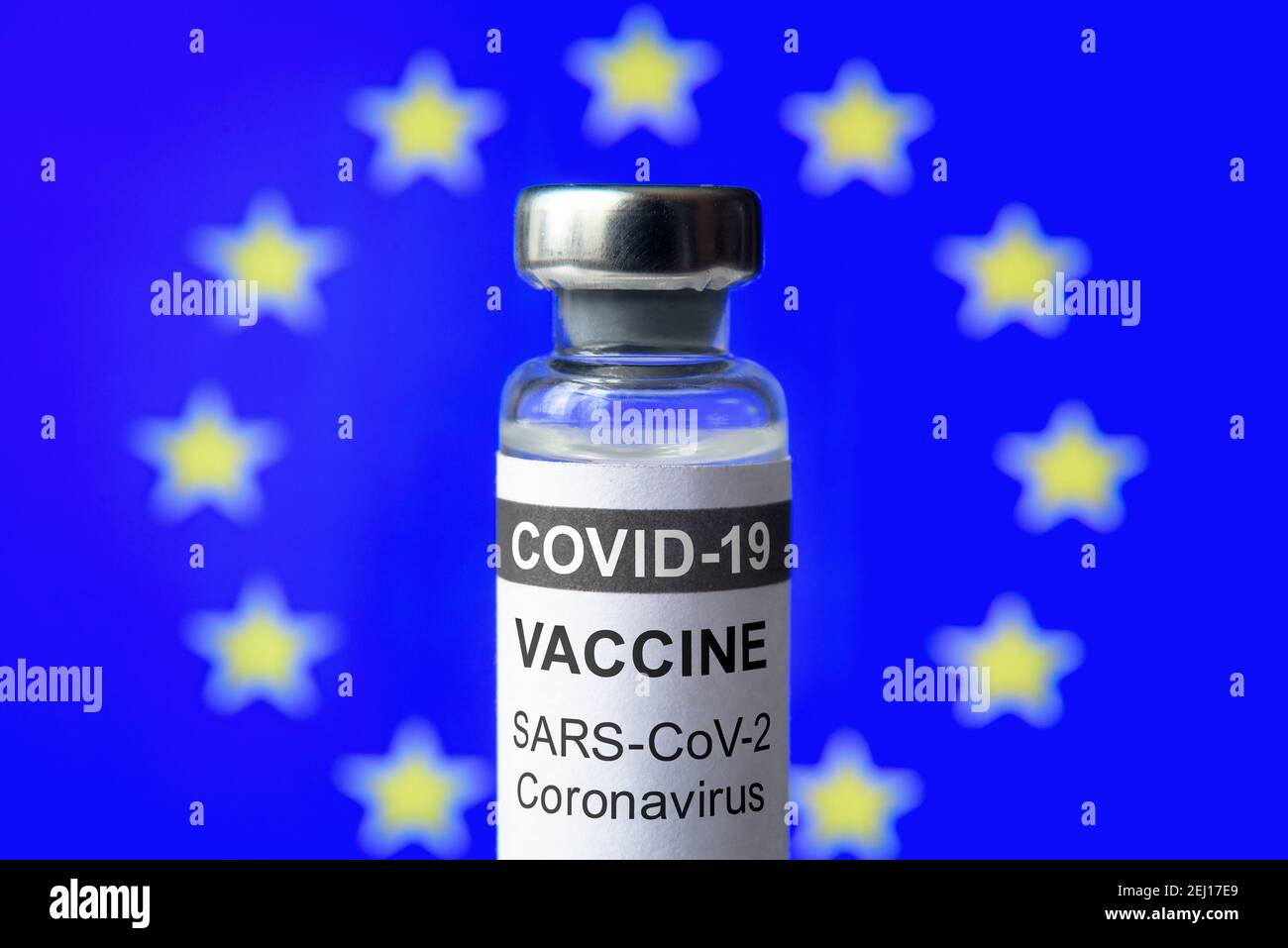 Vaccino COVID-19 su sfondo bandiera UE, flacone con vaccino europeo per il coronavirus primo piano. Concetto di trattamento, sperimentazione clinica, distribuzione e. Foto Stock