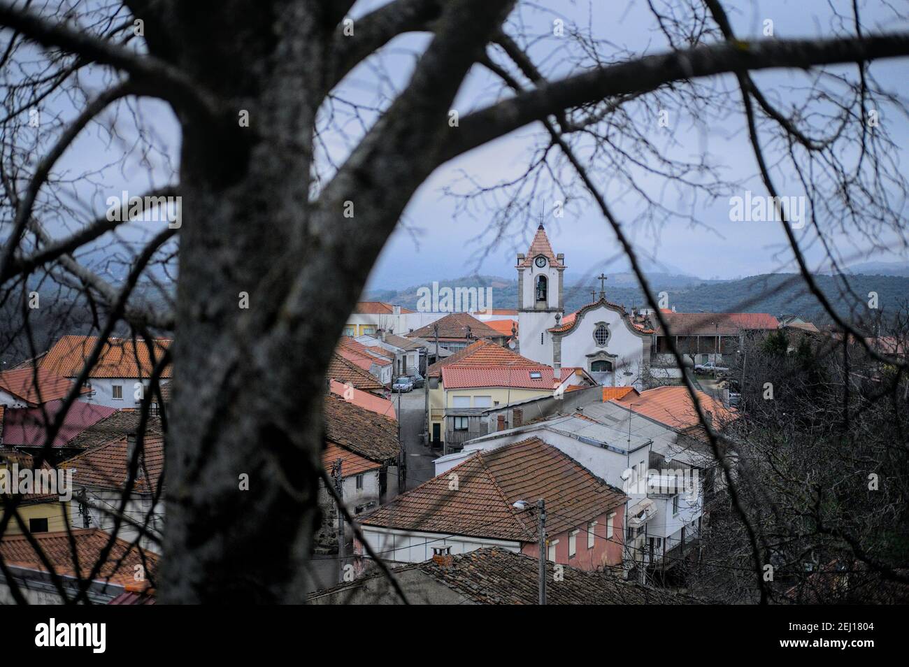 Chiesa e villaggio di Vila Boa de Ousilhão su un giorno invernale Foto Stock