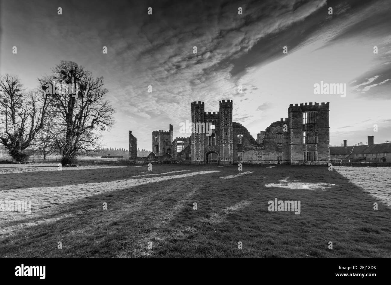 Le rovine di Cowdray House, Midhurst, West Sussex, Regno Unito Foto Stock