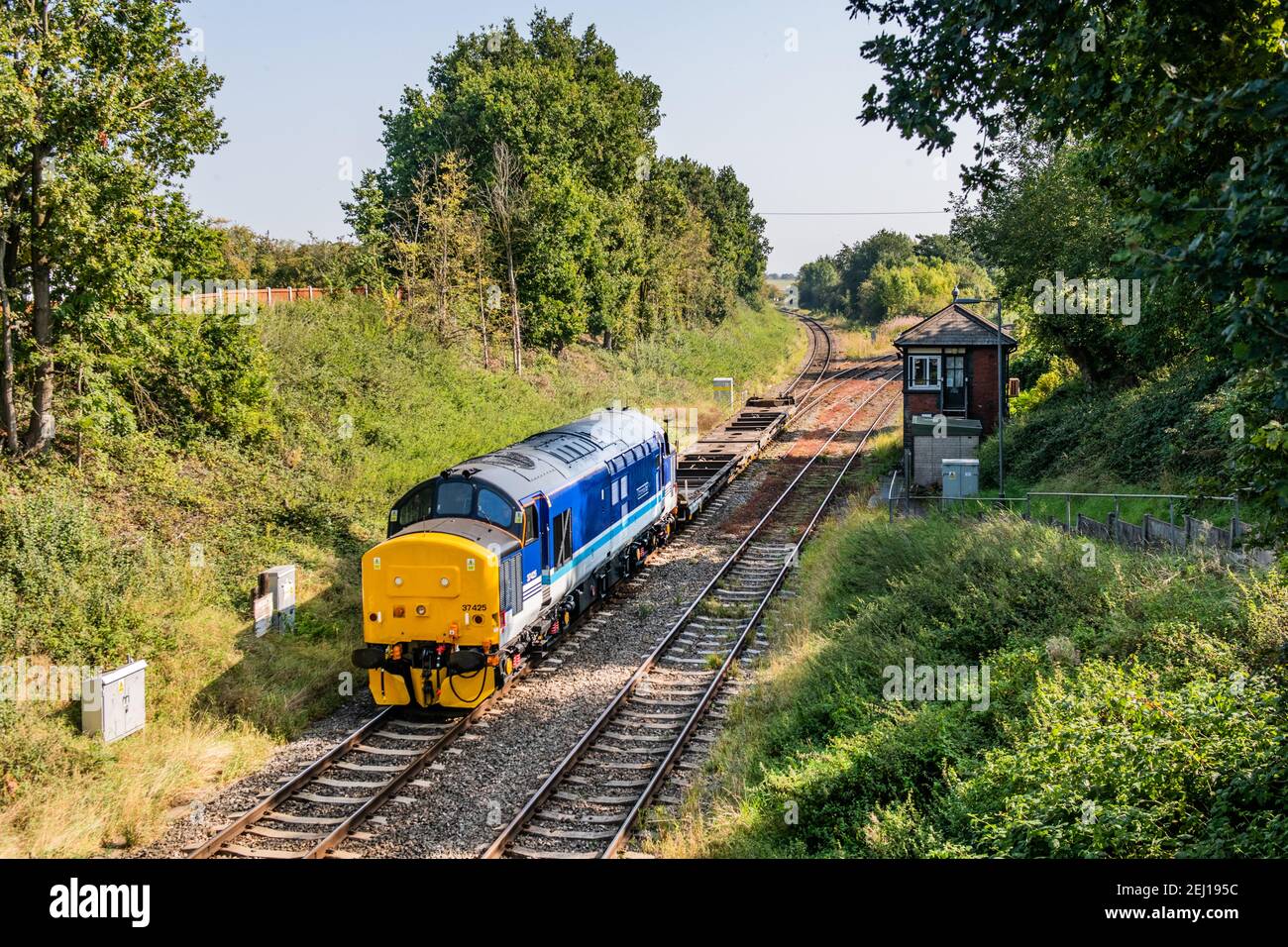 37425 funziona attraverso Norton Junction con due carri piatti da Lungo Marston a Daventry da utilizzare sul Tesco treni Foto Stock