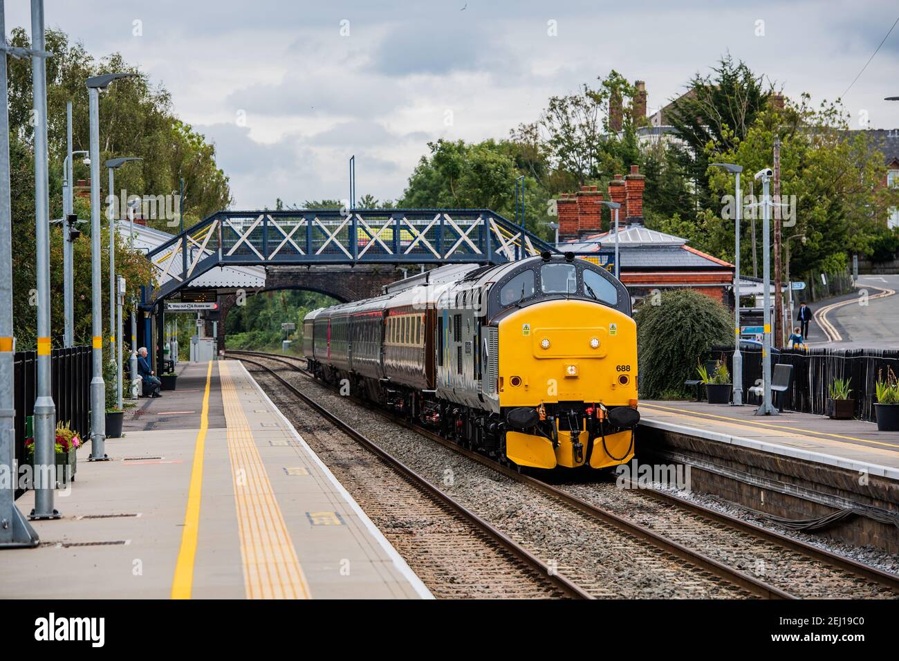 37688 rotola attraverso la stazione di Evesham con un rastrello di tre Pullman ex GWR MK3 da Long Marston a Crewe HS Top e coda con due allenatori di statesman Foto Stock