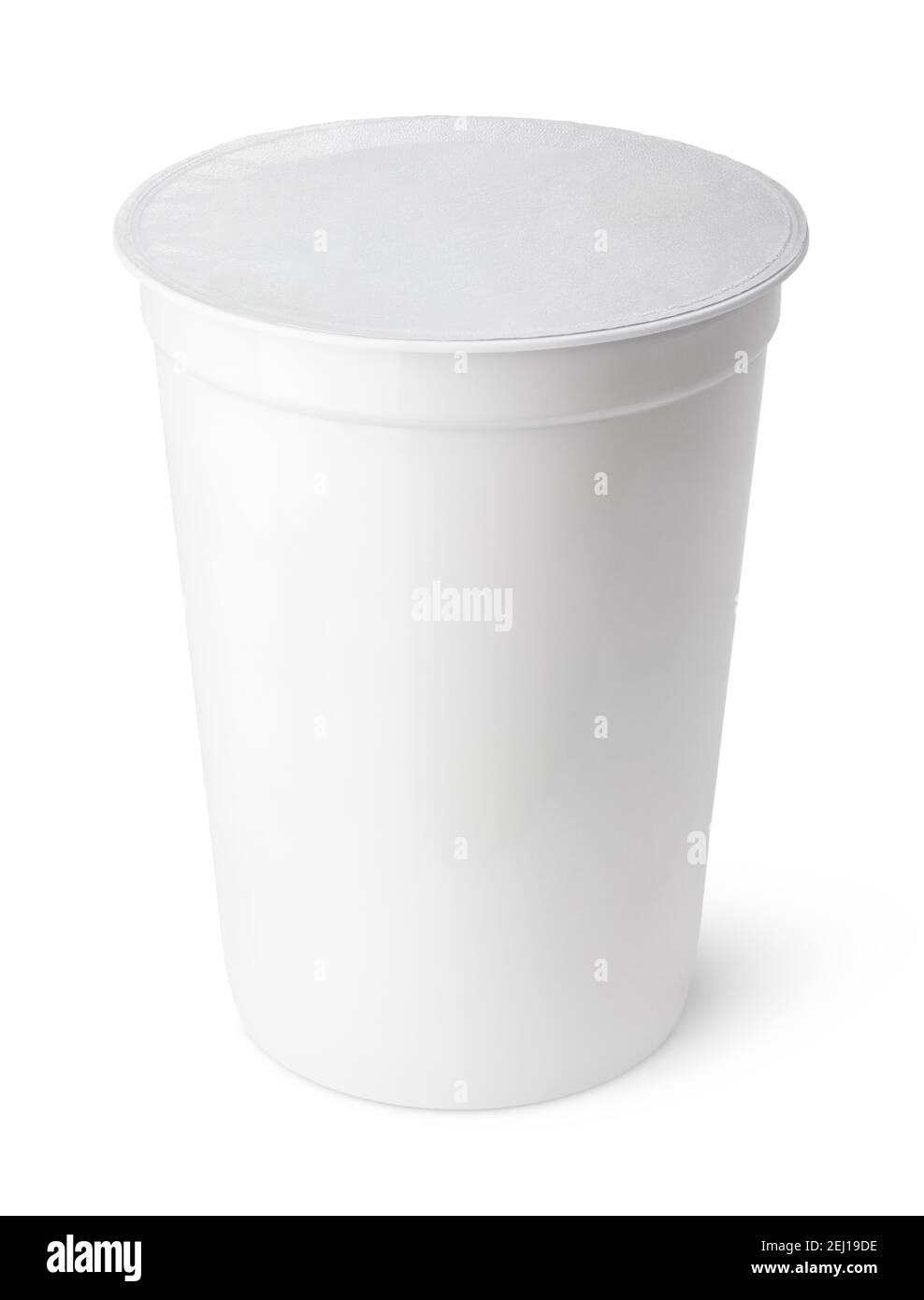 Contenitore in plastica per latticini con coperchio in lamina isolato bianco Foto Stock