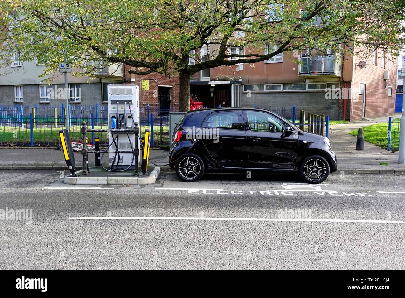 Poole, Dorset / UK - 3 novembre 2020: Un'auto a innesto Smart ForFour completamente elettrica presso un punto di ricarica per auto elettriche a Old Street Foto Stock