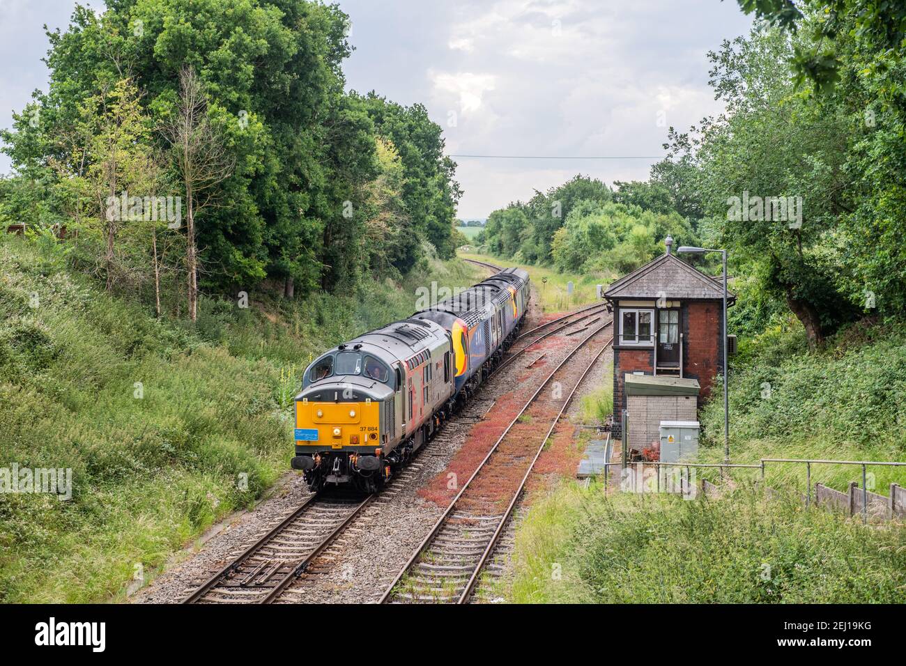 37884 passa Norton Junction signalbox con tre auto EMR Power destinate all'uso con la rete ferroviaria. Le auto elettriche includono: 43052, 43054 e 43066. Foto Stock