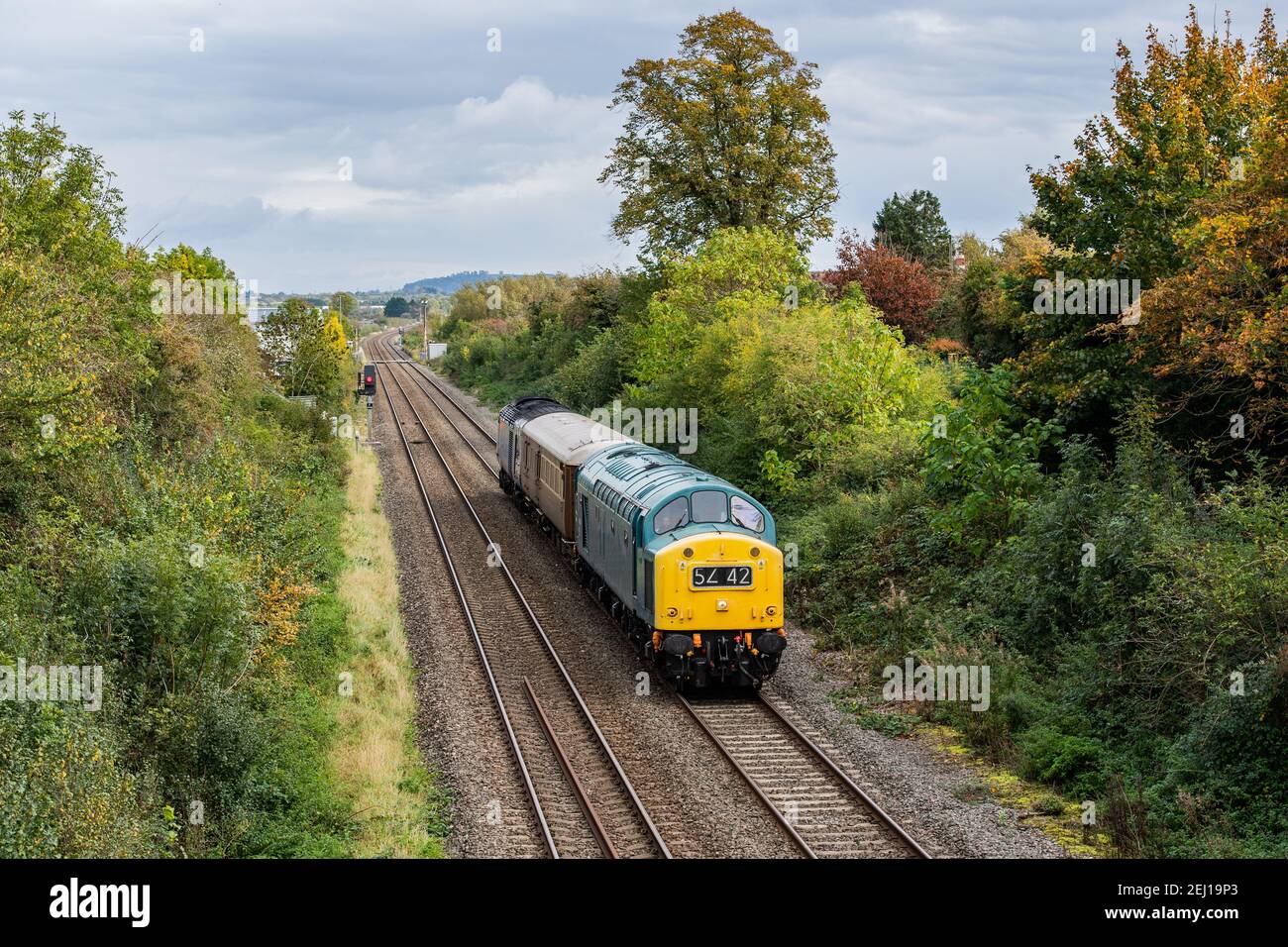 40145 viaggia verso ovest attraverso Blackminster vicino Evesham dopo aver preso una ex EMR HST Power da Long Marston. Foto Stock