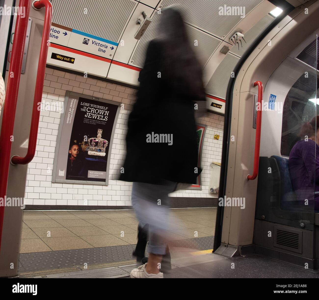 Le persone casuali che escono dal treno alla stazione della metropolitana si sono offuscate a londra, Regno Unito Foto Stock