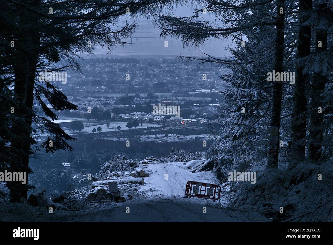 Bellissimo scatto invernale di Dublino del sud visto dal Ticknock Forest National Park, Co. Dublino, Irlanda. Inusuale inverno irlandese 2021. Panorami rari Foto Stock