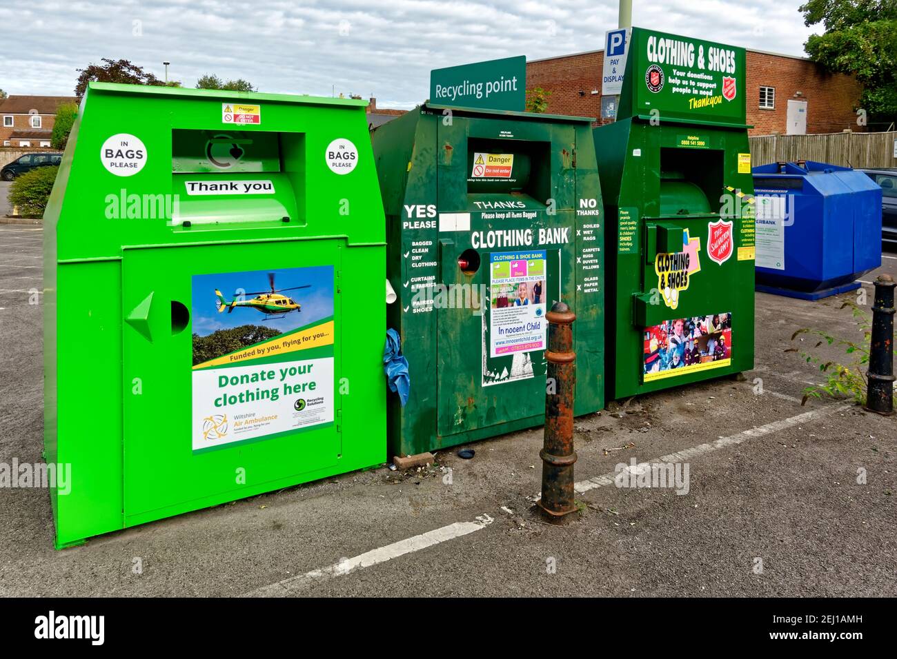 Warminster, Wiltshire / UK - Settembre 10 2020: Banche di donazione di abbigliamento e calzature nel parcheggio Warminster Western Foto Stock