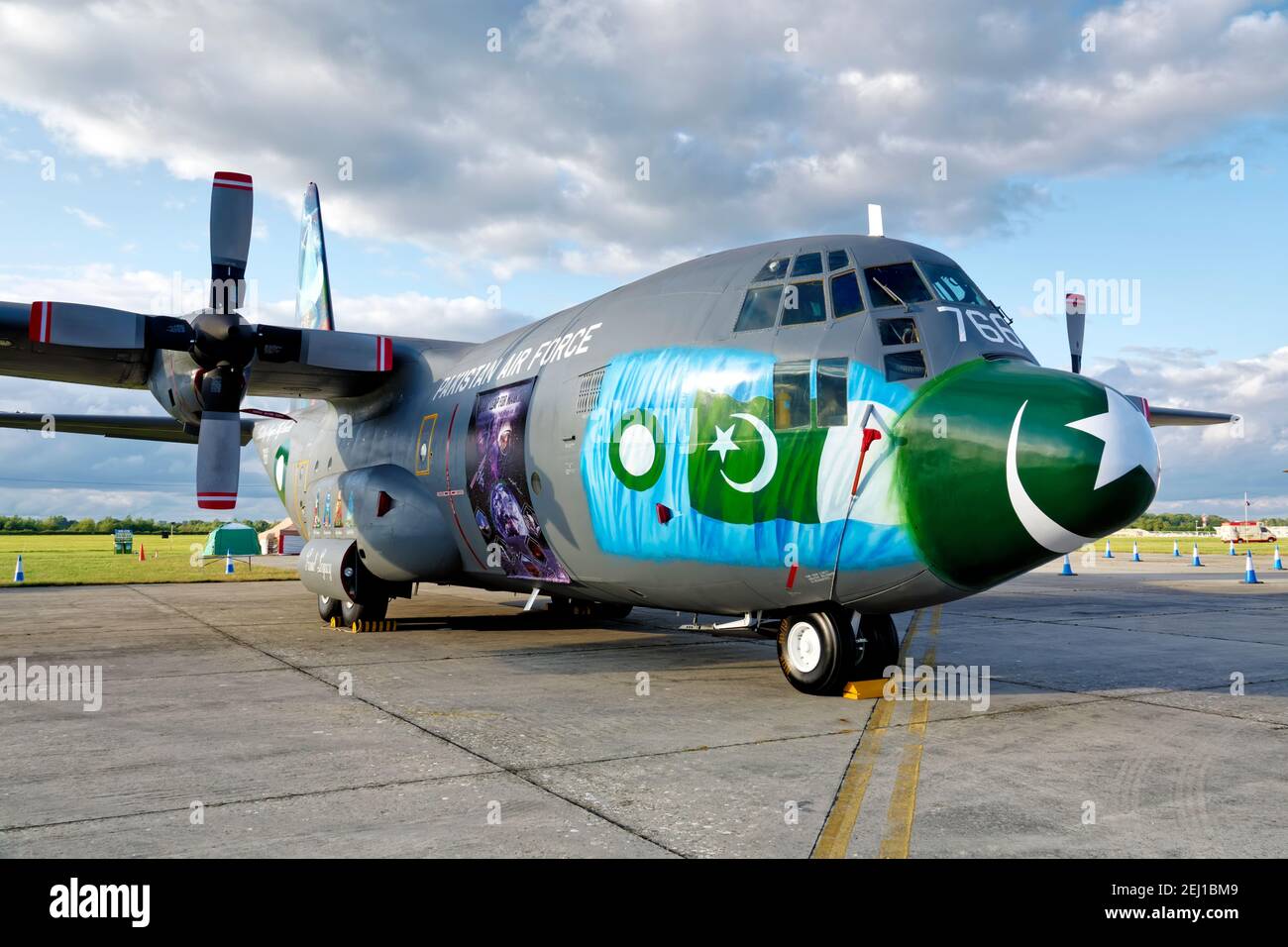 RAF Fairford, Gloucestershire / Regno Unito - Luglio 20 2019: Chakala basato 6 Squadron 'antilopi' Pakistan Airforce, Lockheed C130B Hercules trasporto aereo Foto Stock