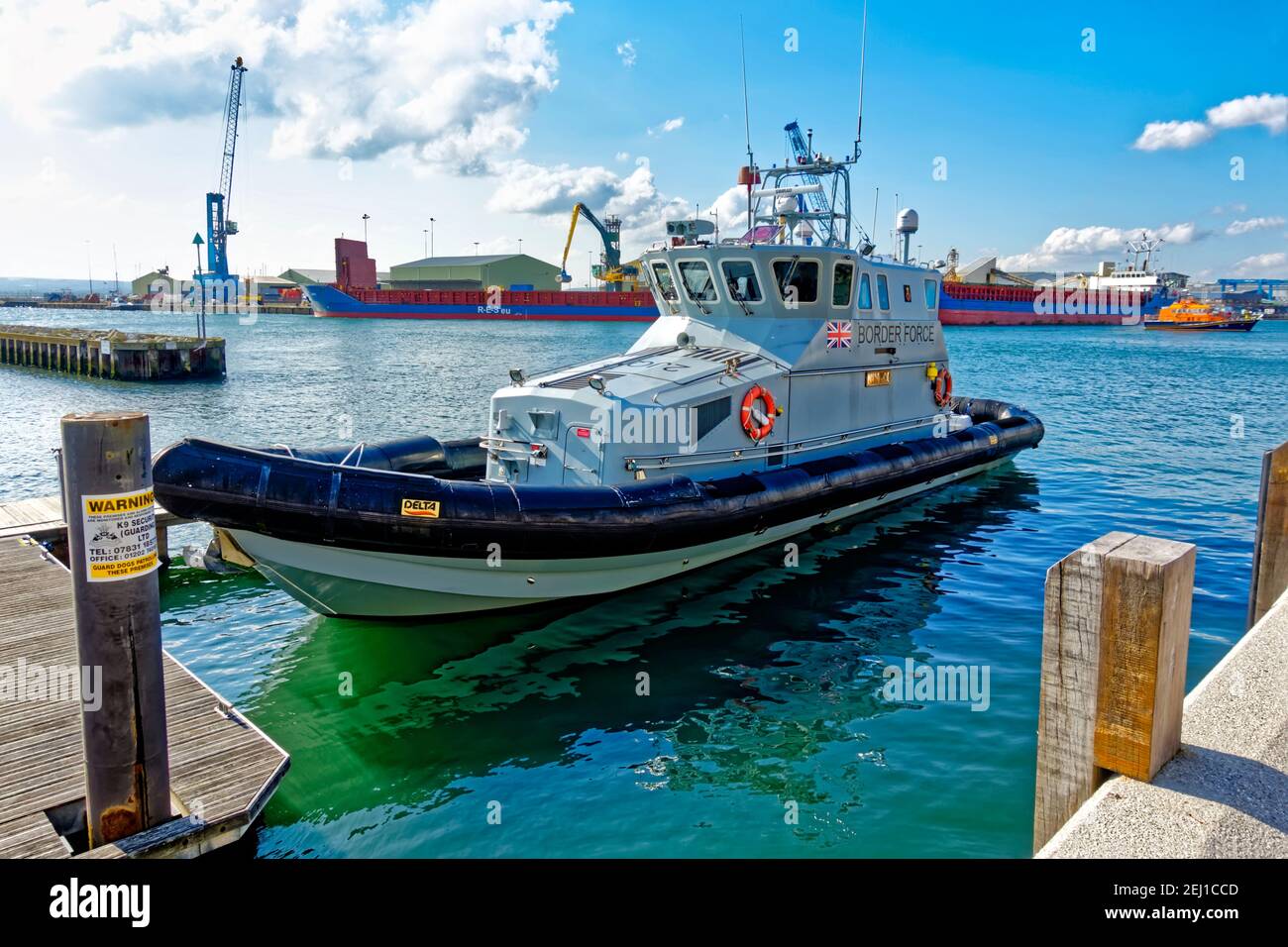 Poole, Dorset / UK - Ottobre 14 2020: La nave di pattuglia costiera della forza di confine britannica, HMC Nimrod, a Poole Harbour in Dorset, UK Foto Stock