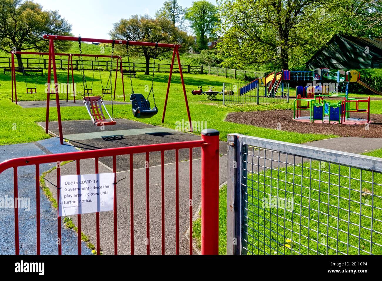 Warminster, Wiltshire UK - Aprile 23 2020: L'area giochi per bambini del parco cittadino di Warminster e' temporaneamente chiusa a causa di Coronavirus Foto Stock