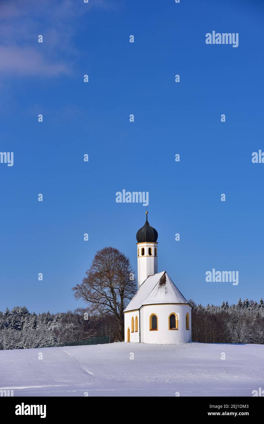 Cappella in inverno nel quartiere di Fürstenfeldbruck, Baviera, Germania, Europa Foto Stock
