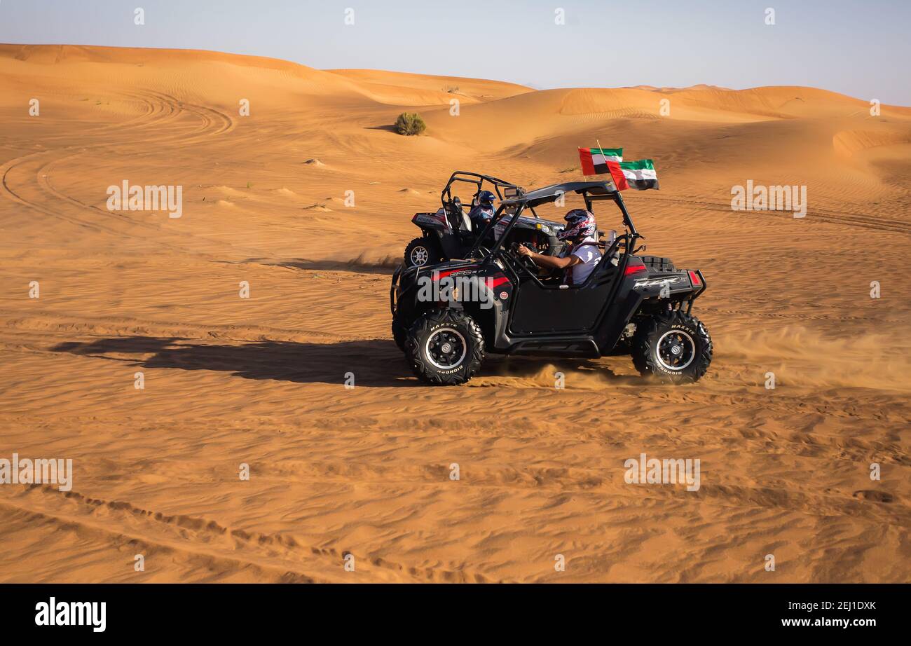 Due quad bike. Buggy auto a cavallo al al Awir (Aweer) safari deserto dune di sabbia tour con bandiere emirates sul tetto, veicoli per sport estremi Foto Stock