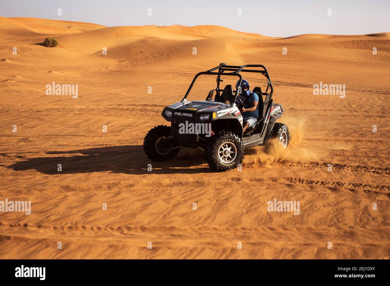 Guida uomo e drift due posti quad, buggy auto a dune di sabbia del deserto, divertenti avventure nella natura selvaggia Foto Stock