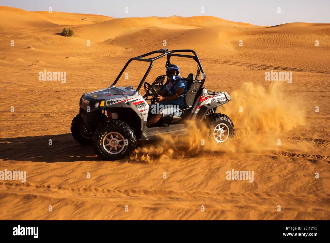 Guida con autista maschile e buggy car, quad bike sulle dune di sabbia del deserto a al Awir città, sport estremi a motore Foto Stock