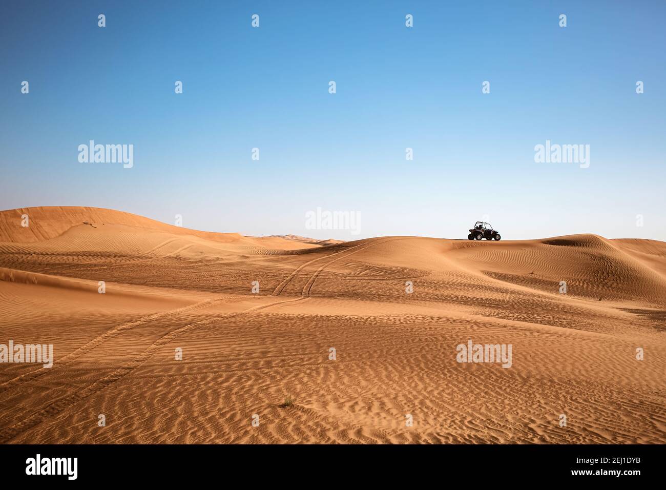 Deserto sabbioso paesaggio minimalista con una buggy nero quad e tracce ruote, safari tour in natura selvaggia Foto Stock