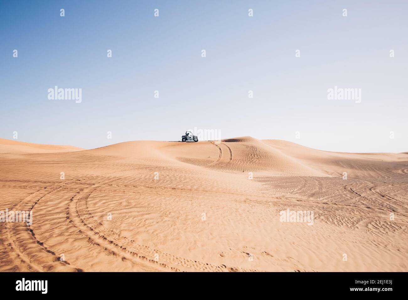 Splendido paesaggio desertico con tracce di ruote e quad buggy nero su collina, al awir dune di sabbia, Dubai, Emirati Arabi Uniti Foto Stock