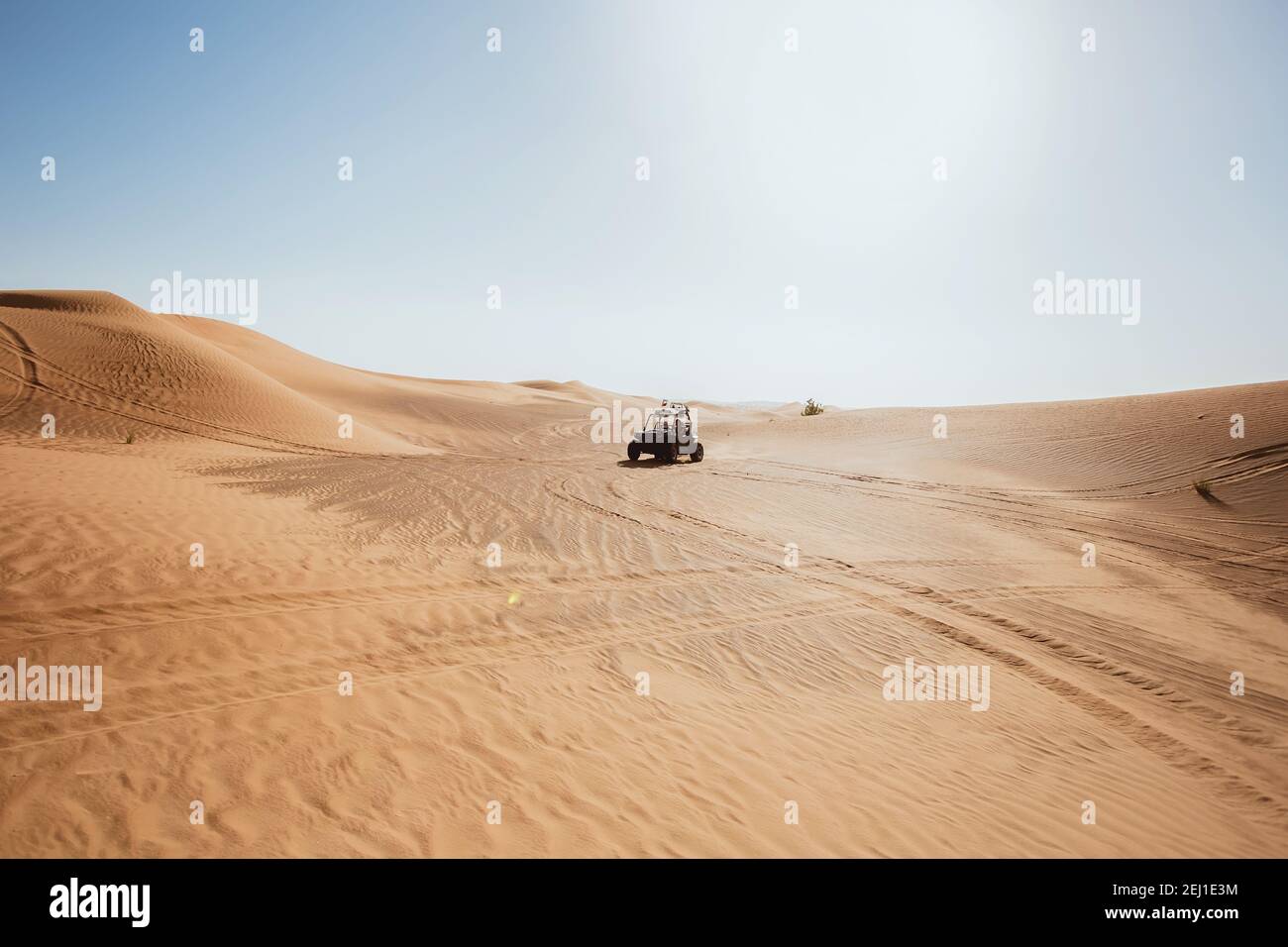 Giro in quad nero in bici nel deserto soleggiato paesaggio al awir deserto, Dubai, Emirati Arabi Uniti, trasporto di sport estremi Foto Stock