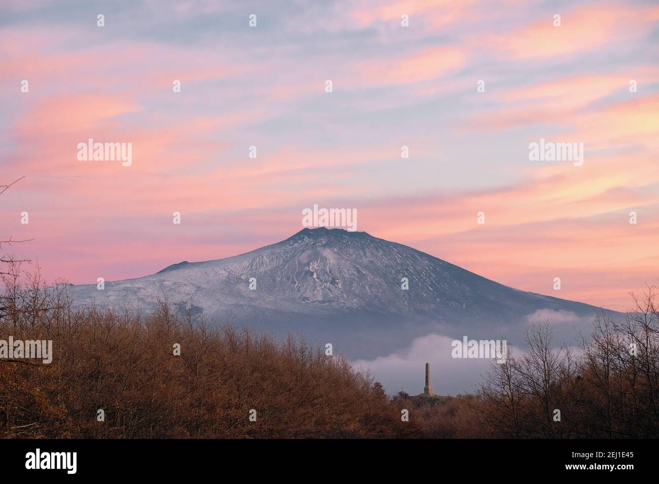 Tramonto pastello sull'Etna dal Parco Nazionale dei Nebrodi in Sicilia, Italia Foto Stock