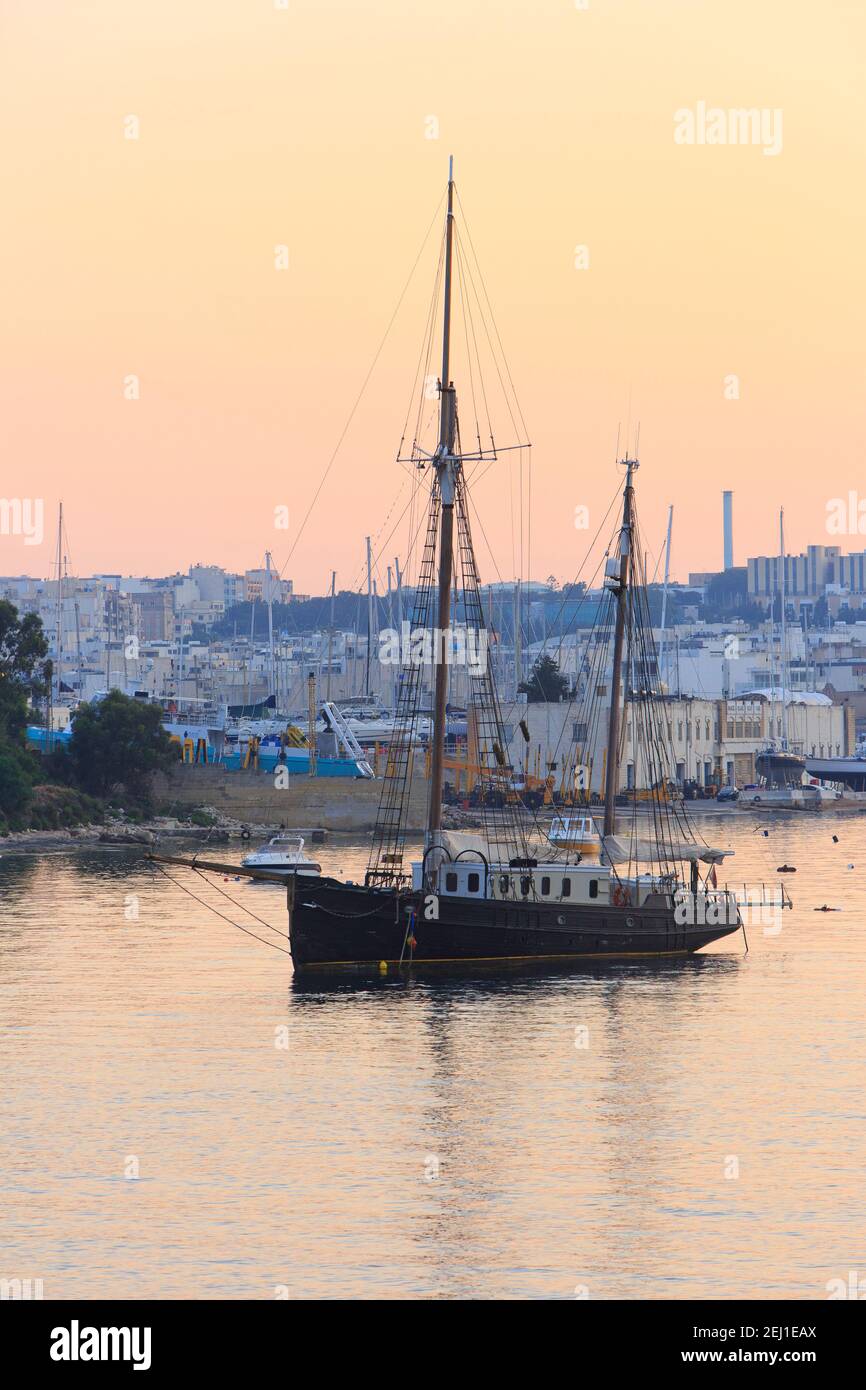Una nave a vela a 2 alberi per l'ancora al Manoel Island Yacht Yard a la Valletta, Malta Foto Stock