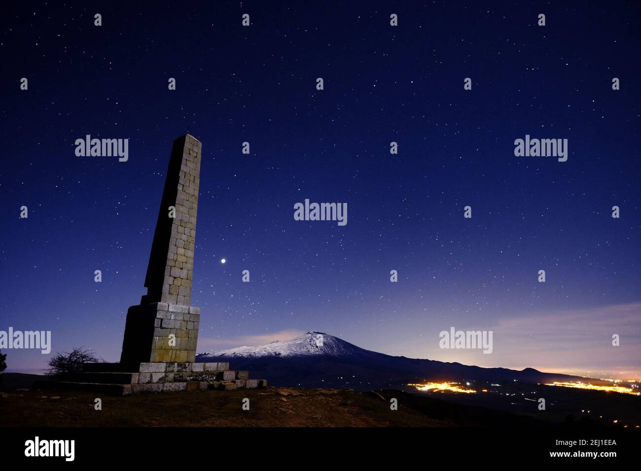 Vulcano Etna e Obelisco di Nelson nelle stelle notturne da Parco dei Nebrodi in Sicilia Foto Stock