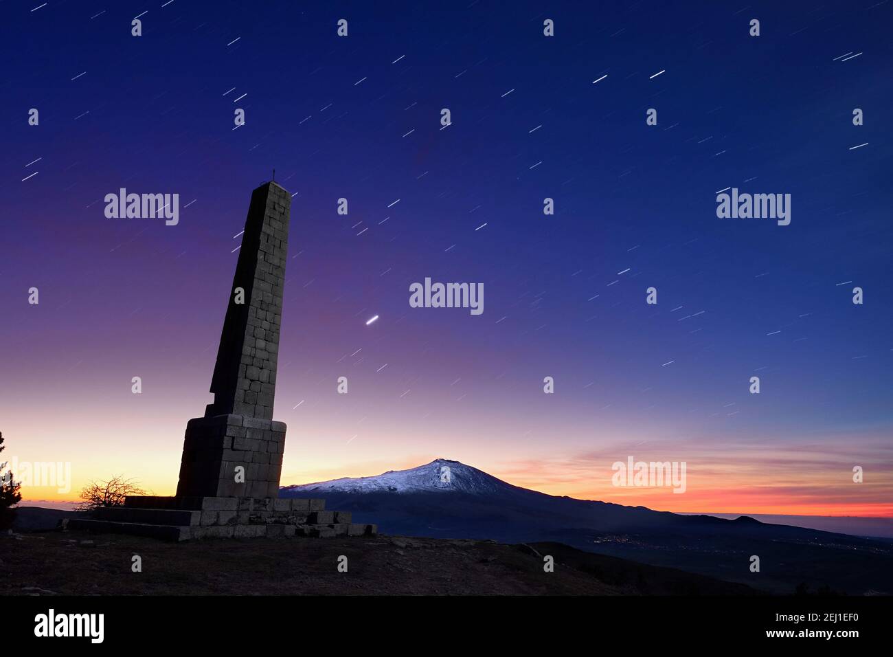Vulcano Etna e Obelisco di Nelson nella notte stelle al crack dell'alba, Parco Nebrodi in Sicilia Foto Stock