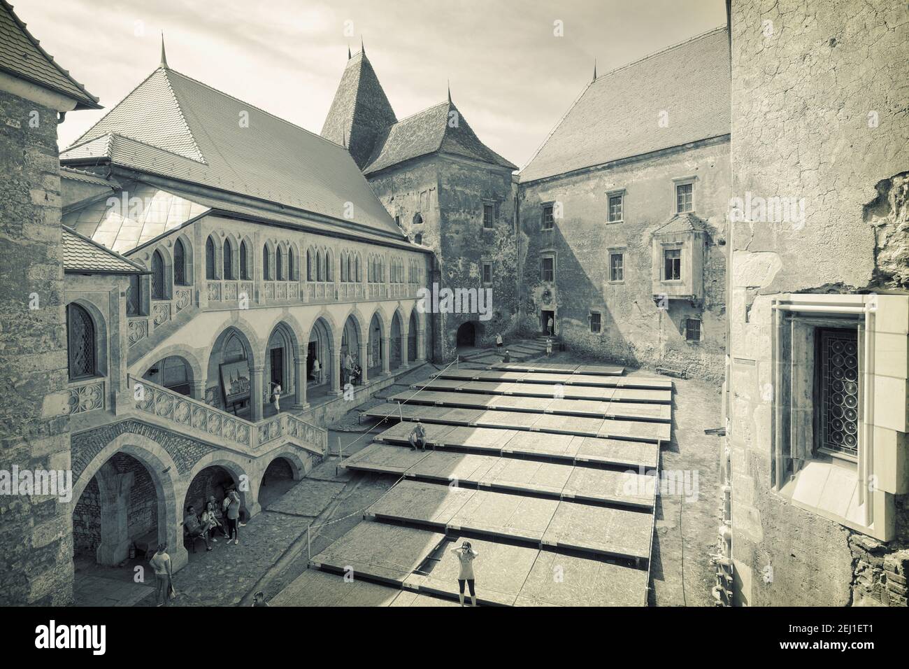 HUNEDOARA, ROMANIA - 13 AGOSTO 2015: Cortile interno del castello medievale di Corvin a Hunedoara, uno dei più grandi castelli d'Europa Foto Stock