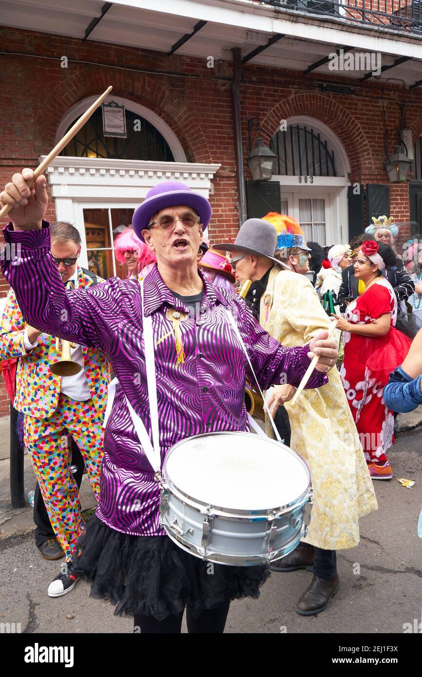 Batterista nel quartiere Francese il giorno di Mardi Gras. Foto Stock