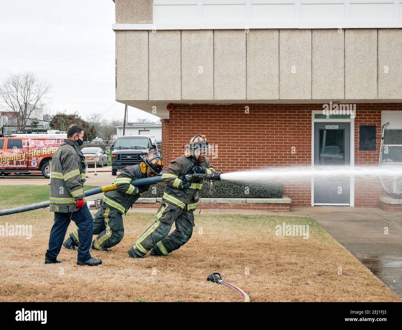 Tirocinanti che si allenano con i vigili del fuoco all'accademia dei vigili del fuoco di Montgomery Alabama, USA. Foto Stock