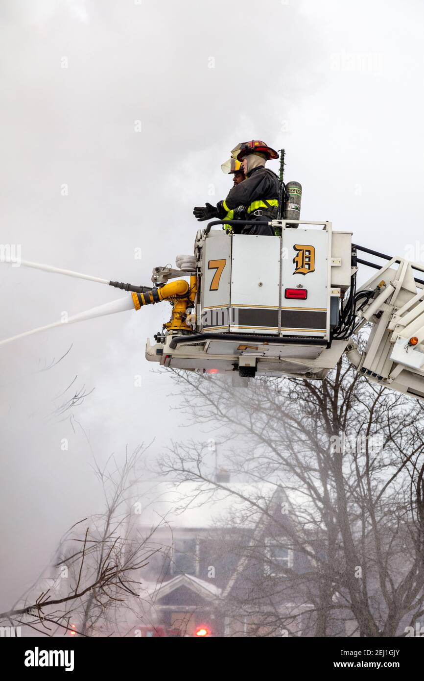 Tower Ladder 7, Detroit Fire Department, Vacant dwelling Fire, Detroit, MI, USA, di James D Coppinger/Dembinsky Photo Assoc Foto Stock