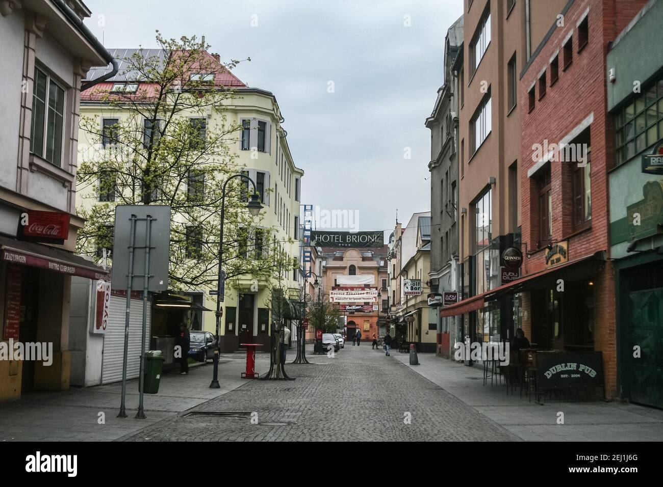 OSTRAVA, CZECHIA - 5 APRILE 2014: Vuota via Stodolni ulice a ostrava, con nessuno e bar chiusi intorno. Stodolni è il principale centro di intrattenimento Foto Stock