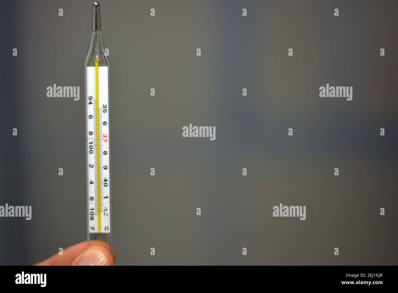 Termometro ascellare ascellare per la misurazione della temperatura al  mercurio, ascella in gradi celsius Foto stock - Alamy