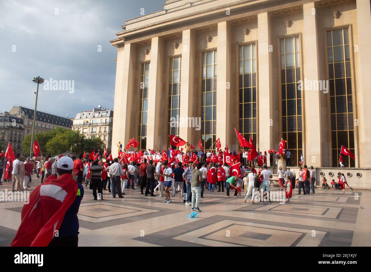 Parigi, Francia, 23 luglio 2016: Un gruppo di manifestanti turchi a Parigi discutono del tentativo di colpo di Stato turco. Foto Stock