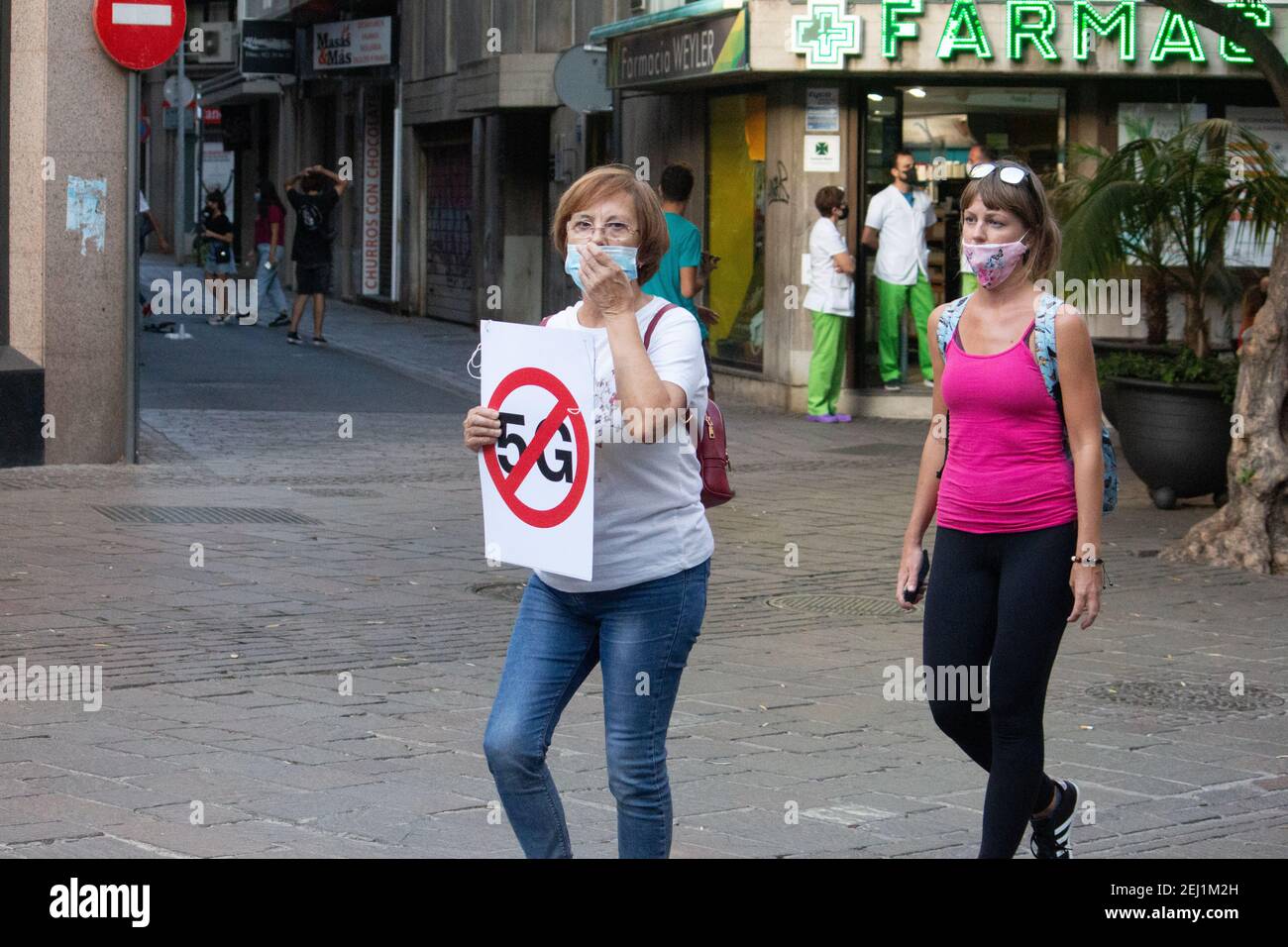 Protestante contro la tecnologia 5G con un segno di protesta in mano durante una dimostrazione. Foto Stock