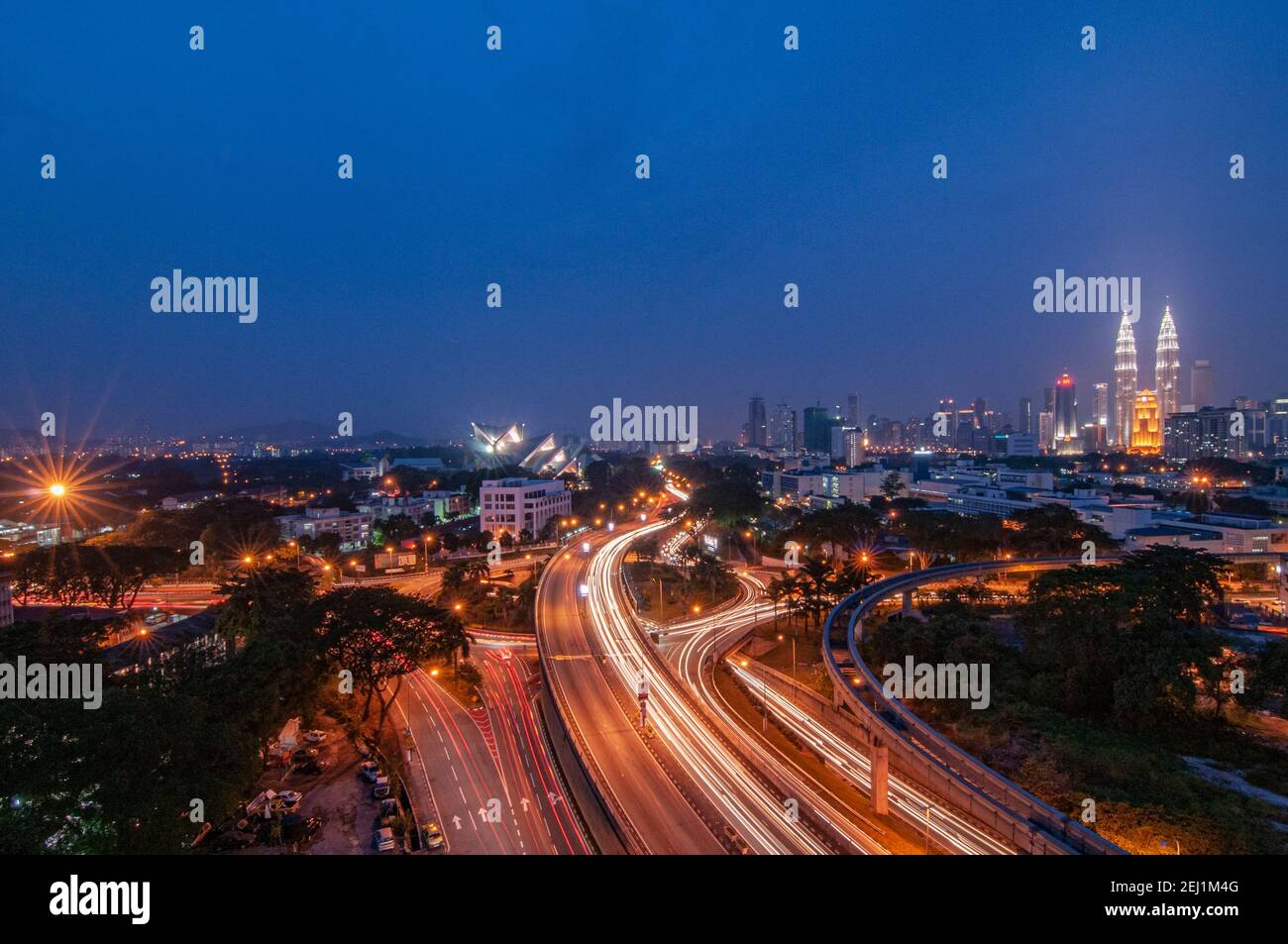 Vista aerea di Kuala Lumpur durante l'ora blu con la luce sentieri Foto Stock