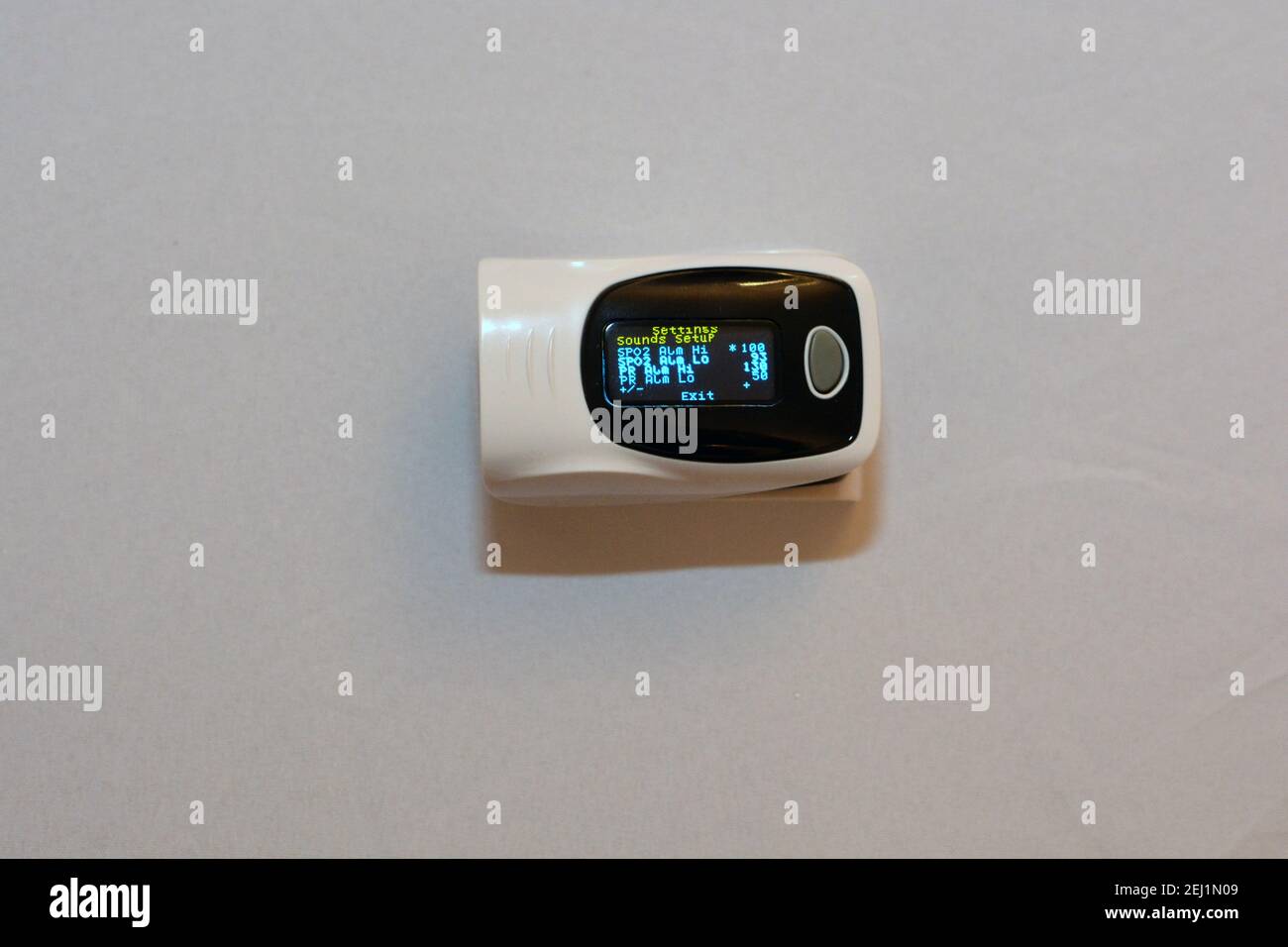 Un closeup per un pulsossimetro a punta di dita che misura la saturazione di ossigeno del sangue e la frequenza del polso per la pandemia di Covid 19 . Foto Stock