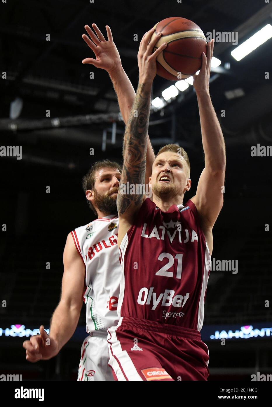 Riga, Lettonia. 20 Feb 2021. Aigars Skele (R) della Lettonia va per il bakset durante la loro partita di basket FIBA EuroBasket 2022 a riga, Lettonia, 20 febbraio 2021. Credit: Edijs Palens/Xinhua/Alamy Live News Foto Stock