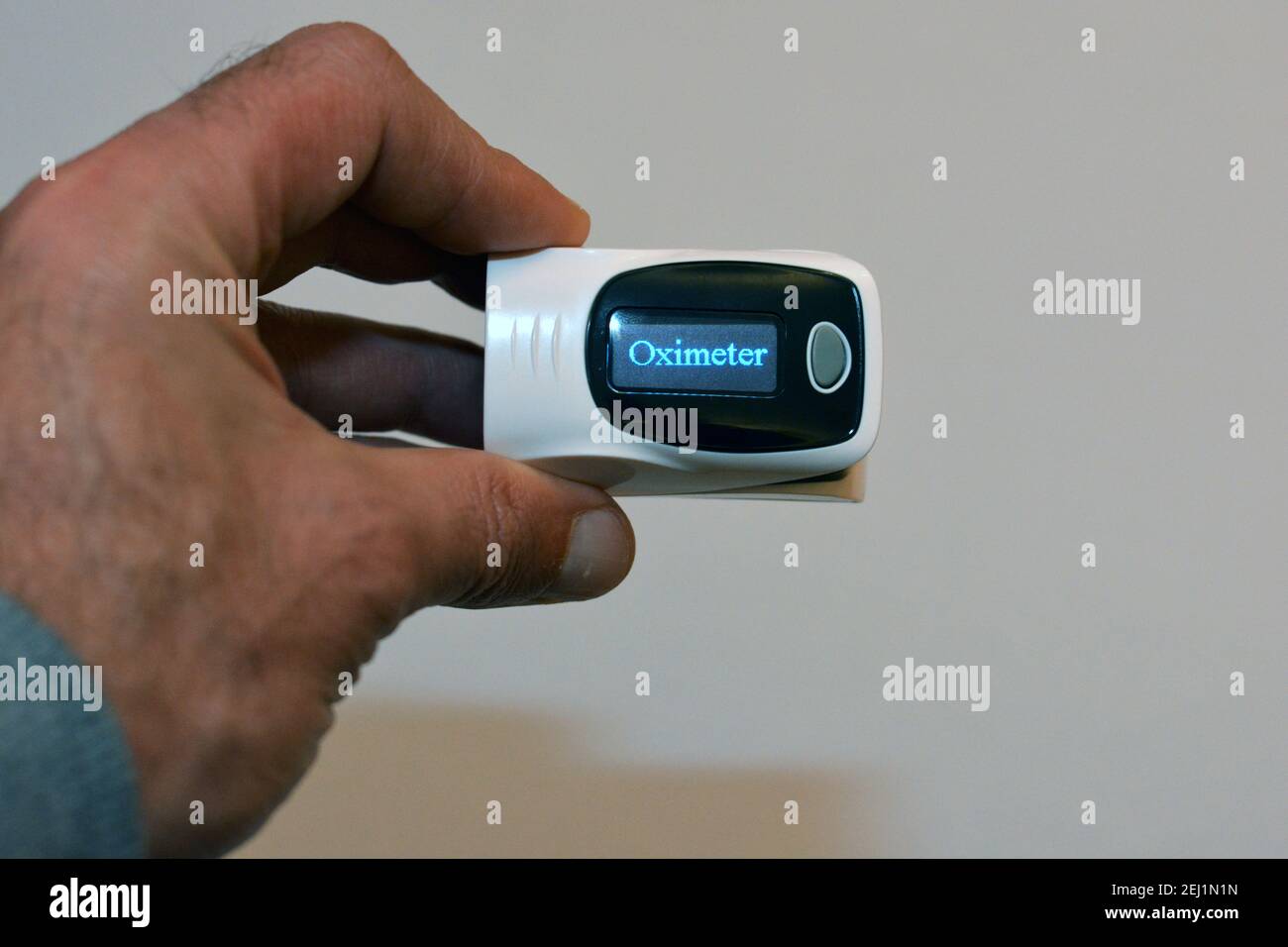 Un closeup per un pulsossimetro a punta di dita che misura la saturazione di ossigeno del sangue e la frequenza del polso per la pandemia di Covid 19 . Foto Stock
