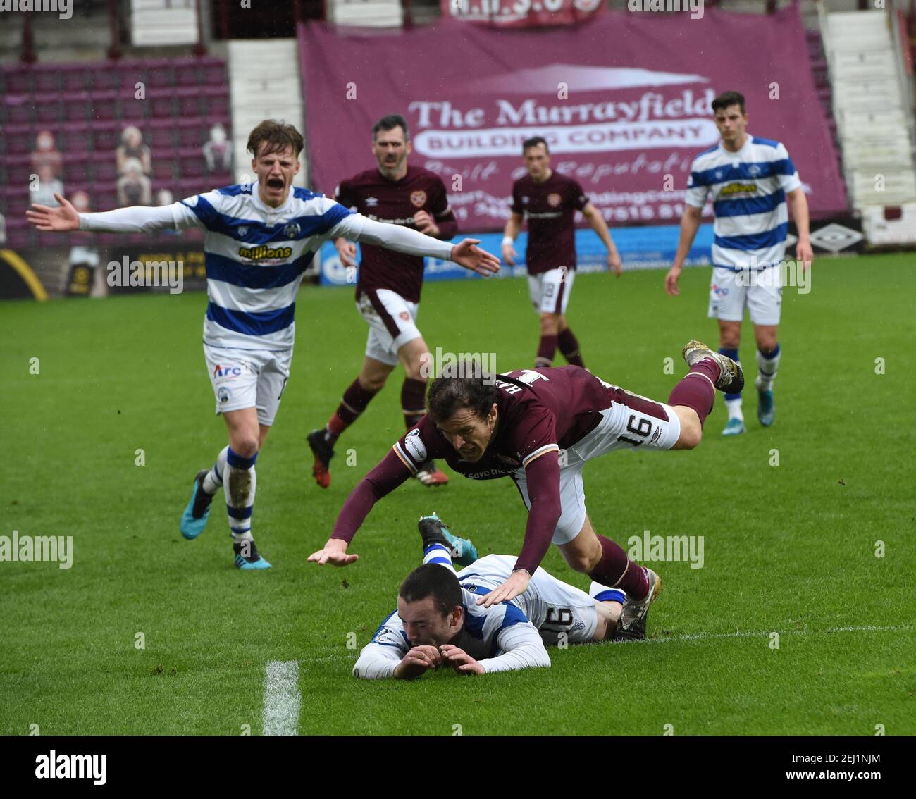 Tynecastle Park, Edimburgo, Scozia. Regno Unito .20- Feb-21. Scottish Championship Match .hearts vs Greenock Morton. Hearts Andy Halliday (16) of Heart of Midlothian FC, estratto da Lewis Strapp contro Morton Credit: eric mcowat/Alamy Live News Foto Stock