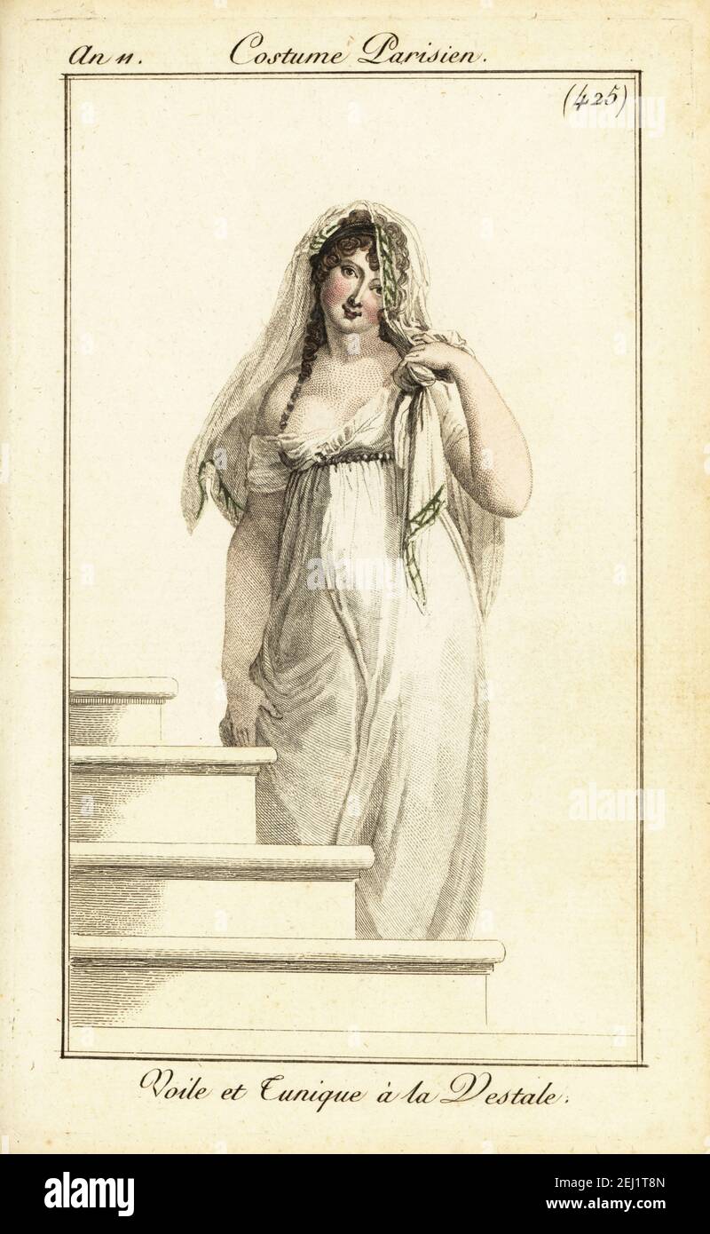 Merveilleuse in velo di pizzo e abito tunica. Questo primo stile Impero prende il nome dalle Vergini Vestal. Voile et Tunique à la Vestale. Incisione a mano su copperplate dal Journal des Dames et des Modes di Pierre de la Mesangere, Magazine of Women and Fashion, Parigi, AN 11, novembre 1802. Illustrazioni di Carle Vernet, Jean-Francois Bosio, Dominique Bosio e Philibert Louis Debucourt, incise da Pierre-Charles Baquoy. Foto Stock